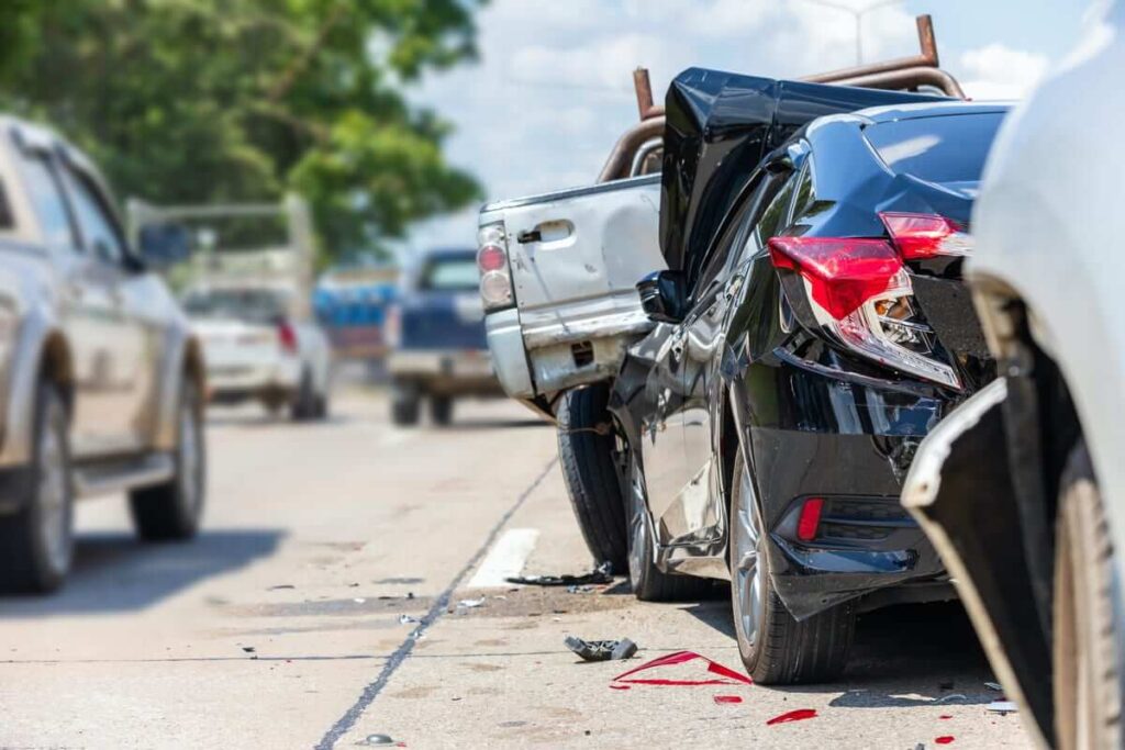 Un accidente de automóvil puede ser una experiencia estresante y desorientadora. Sin embargo, es importante mantener la calma y seguir algunos pasos clave para garantizar tu seguridad y proteger tus derechos. Aquí hay una guía paso a paso sobre qué hacer después de un accidente de automóvil.