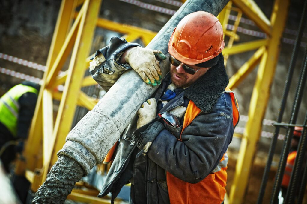 La industria de la construcción está repleta de desafíos y riesgos que pueden poner en peligro la realización exitosa de cualquier proyecto. Desde accidentes laborales hasta desastres naturales, cada día presenta una nueva serie de obstáculos que pueden afectar tanto la seguridad de los trabajadores como la viabilidad del proyecto en sí. 

En este artículo, exploraremos los cinco riesgos más comunes en la construcción y cómo un seguro para esta industria puede mitigar estos riesgos y garantizar la continuidad del proyecto.