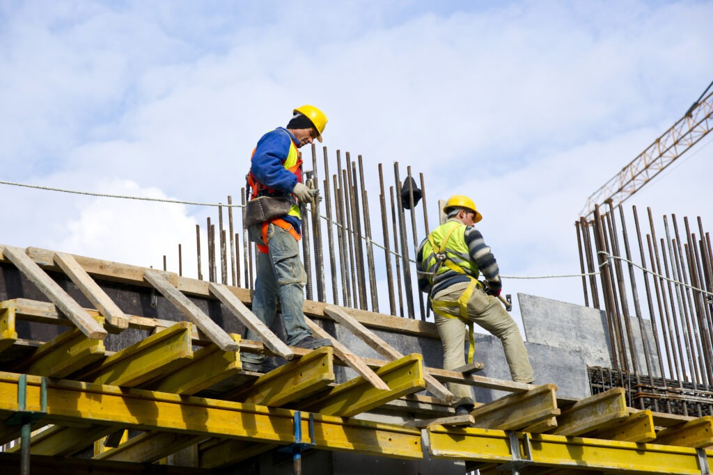 La industria de la construcción está repleta de desafíos y riesgos que pueden poner en peligro la realización exitosa de cualquier proyecto. Desde accidentes laborales hasta desastres naturales, cada día presenta una nueva serie de obstáculos que pueden afectar tanto la seguridad de los trabajadores como la viabilidad del proyecto en sí. 

En este artículo, exploraremos los cinco riesgos más comunes en la construcción y cómo un seguro para esta industria puede mitigar estos riesgos y garantizar la continuidad del proyecto.