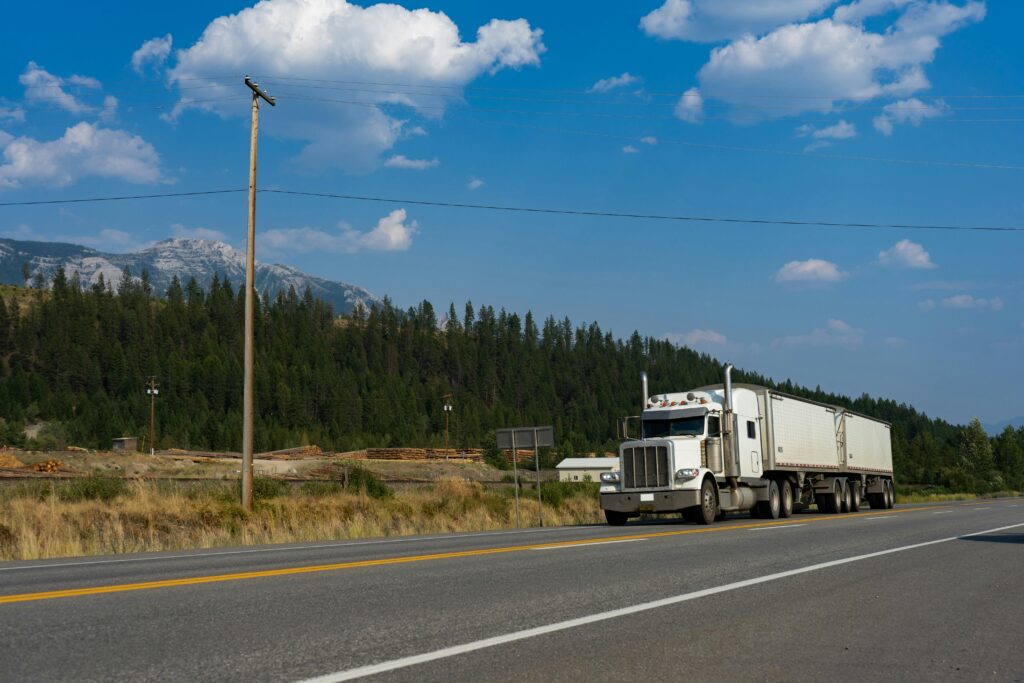 Para los conductores de camiones, la carretera es su lugar de trabajo. Transportan bienes esenciales a través de largas distancias, enfrentando desafíos y riesgos únicos que no experimentan otros conductores. En este contexto, contar con un seguro de vehículos adecuado no solo es una necesidad legal, sino una herramienta crucial para proteger su sustento y seguridad.