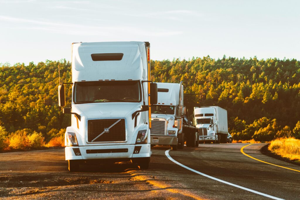 Para los conductores de camiones, la carretera es su lugar de trabajo. Transportan bienes esenciales a través de largas distancias, enfrentando desafíos y riesgos únicos que no experimentan otros conductores. En este contexto, contar con un seguro de vehículos adecuado no solo es una necesidad legal, sino una herramienta crucial para proteger su sustento y seguridad.